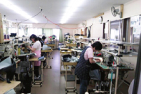 前工程の作業場 何台ものミシンが並んでいます