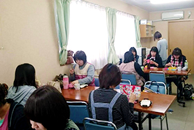 食堂 お昼時にみんなの笑い声が絶えません